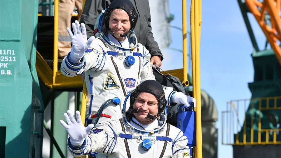 Роскосмос будет ходатайствовать о награждении экипажа "Союза МС-10" и спасателей - В Мире