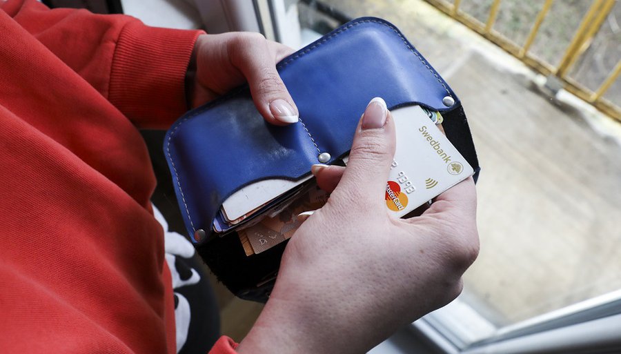 Nuo Naujųjų metų darbo užmokestis – tik į banko sąskaitą - Lietuva ir Baltijos šalys