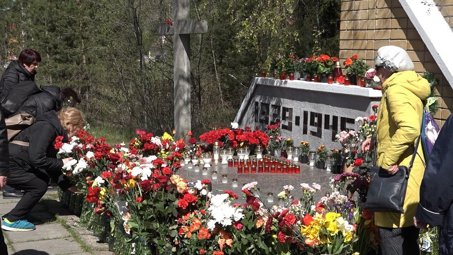 9 мая. Сотни висагинцев возложили цветы к Могиле Неизвестного Солдата (видео) - В Висагинасе