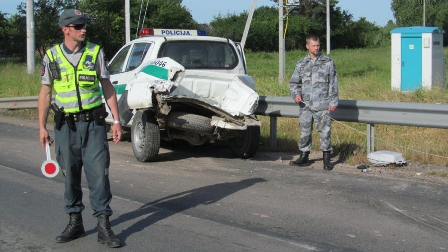 Автомобиль литовской полиции во время погони столкнулся с поездом - Происшествия и криминал