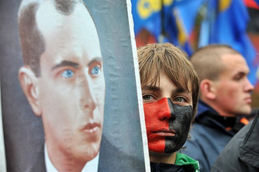 Степана Бандеру лишили звания героя Украины - В Мире