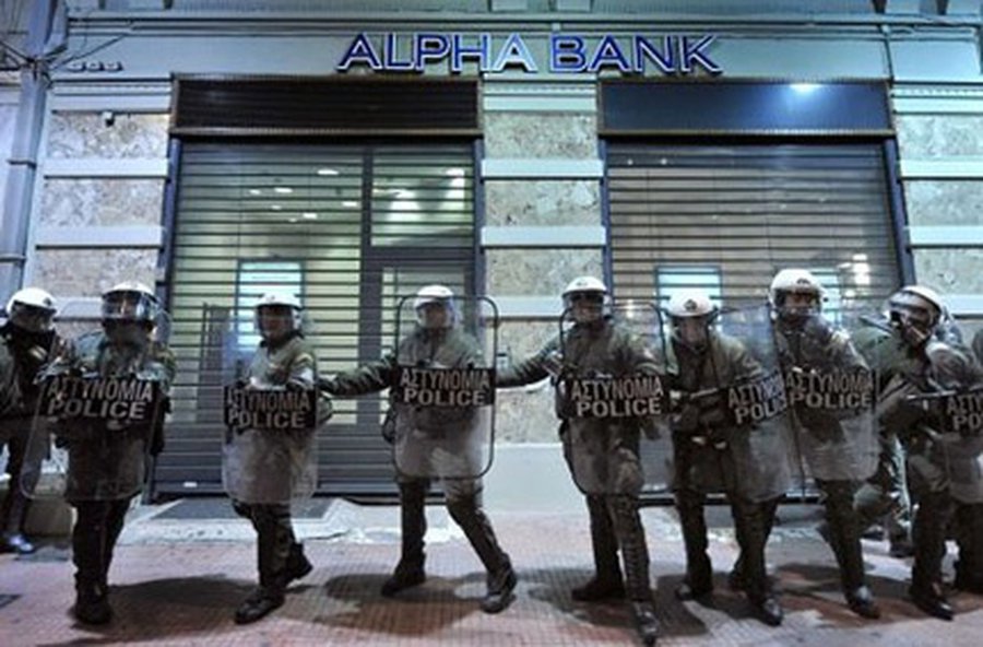 Полицейские Греции пригрозили арестовать чиновников МВФ - В Мире