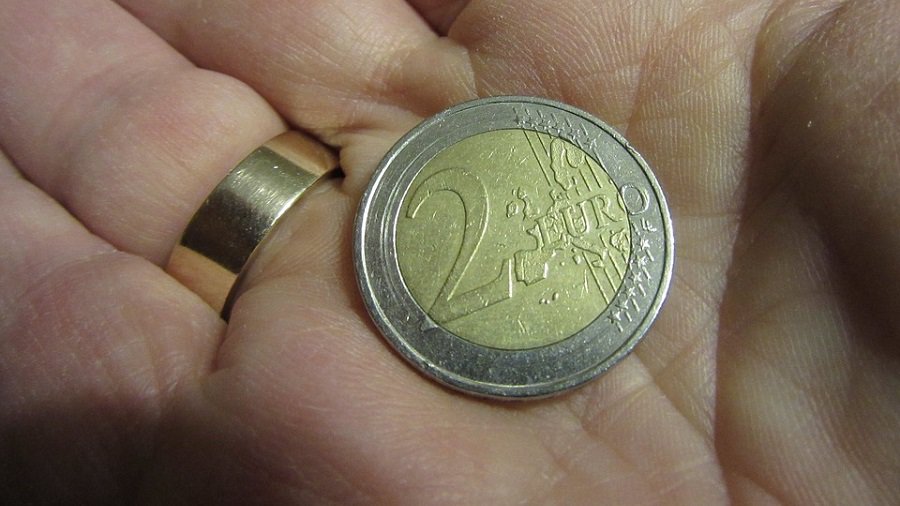 В следующем году на 2 евро возрастет базовый размер должностной зарплаты - Литва и страны Балтии