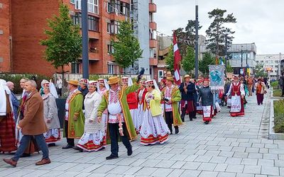 Tautų medis po rudeniniu lietumi | Savaitės kontūrai (video) - Visagine