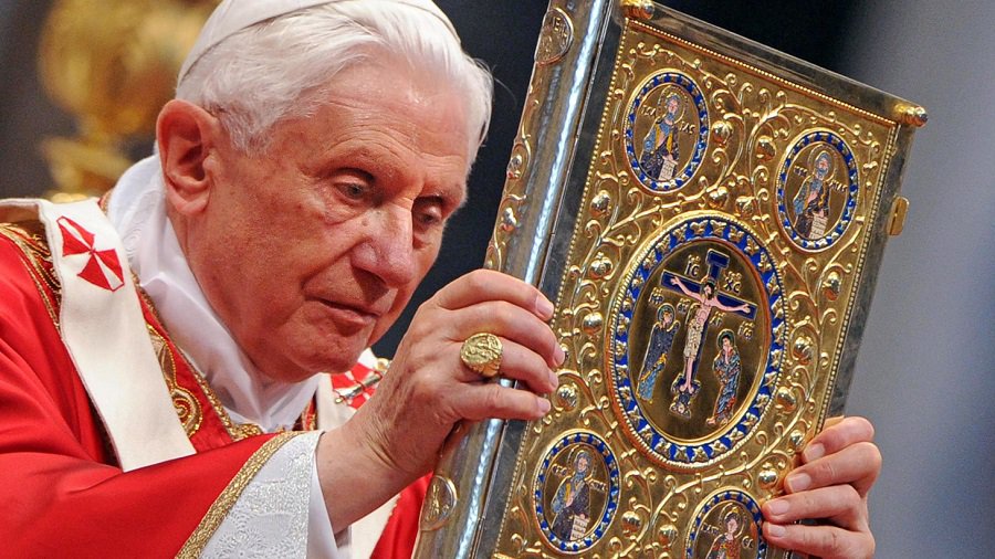 Президент примет участие в похоронах Папы Римского Бенедикта XVI - В Мире