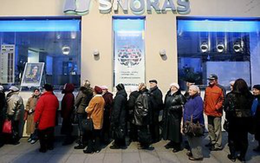 Люди толпятся у банка Snoras с самого утра                                 - Литва и страны Балтии
