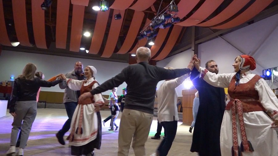 Дождь не помешал провести акцию «Вся Литва танцует» (видео) - В Висагинасе