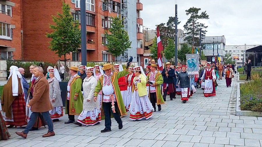 Tautų medis po rudeniniu lietumi | Savaitės kontūrai (video) - Visagine
