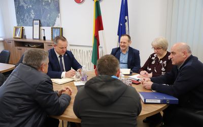 Подрядчик сожалеет о задержке работ по строительству горки, ссылаясь на погоду - В Висагинасе