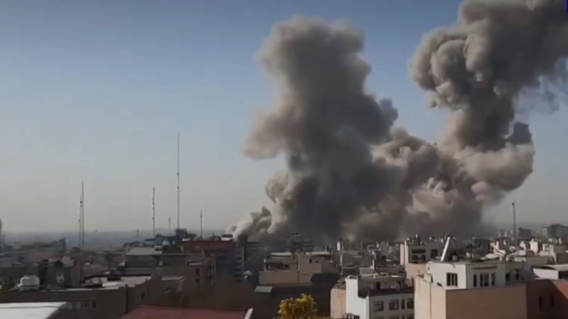 США и Израиль нанесли серию военных ударов по территории Ирана - В Мире