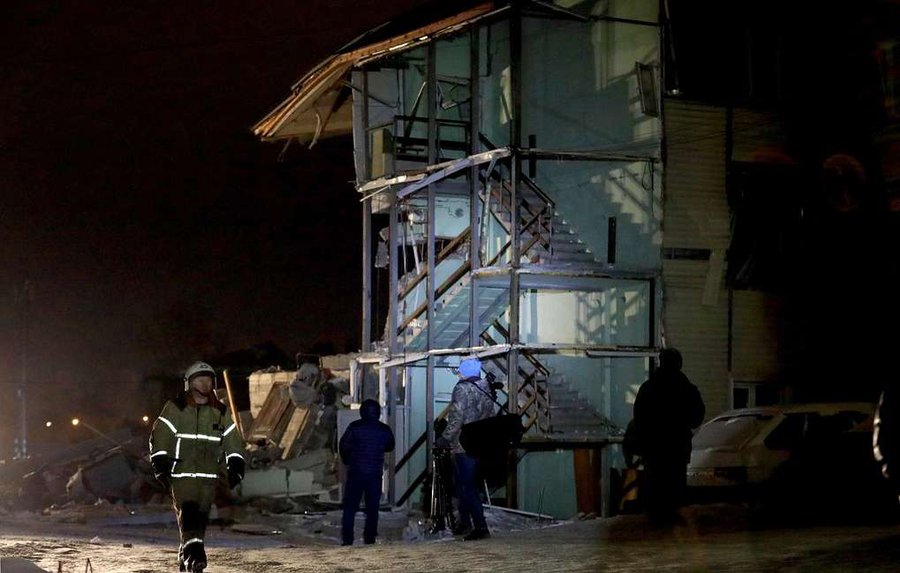 Число жертв взрыва газа в жилом доме в Красноярске выросло до двух - В Мире