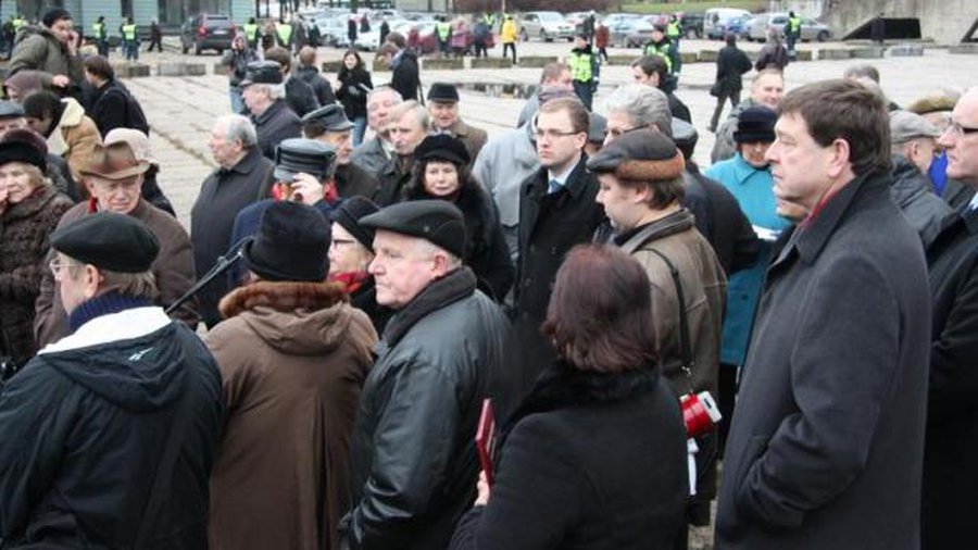Пенсионеры на митинге в Вильнюсе требовали скорейшего восстановления сокращенных пенсий - Литва и страны Балтии