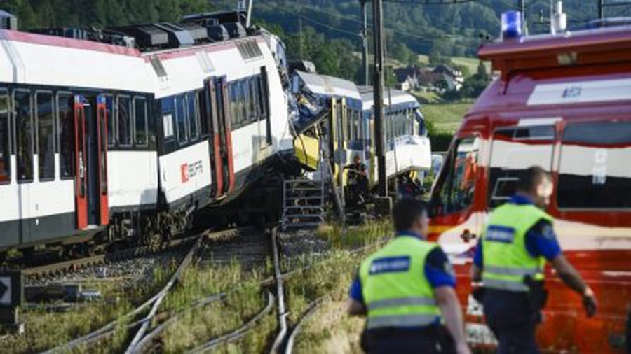 Šveicarijoje susidūrė du traukiniai, pranešama apie dešimtis sužeistųjų
 - Pasaulyje