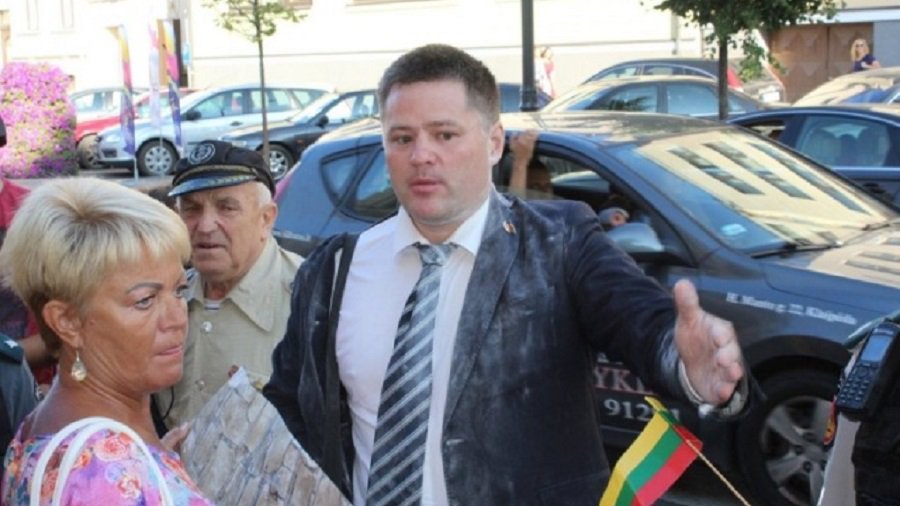 СМИ: Член горсовета Клайпеды  заплатил штраф в 15 евро за то, что обсыпал мукой Вячеслава Титова - Литва и страны Балтии