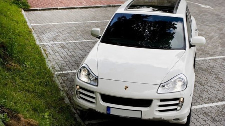 Литовская реальность: работникам – минимум, себе – Porsche Cayenne
 

 - Литва и страны Балтии