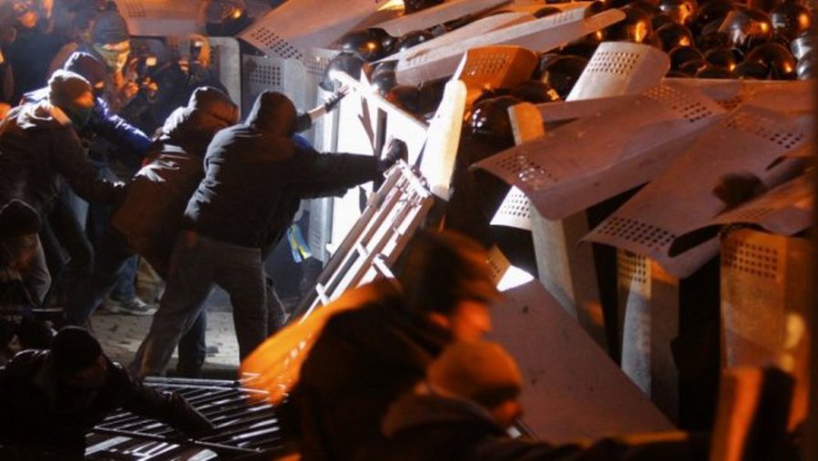 Евромайдан в Киеве: трактор и люди в доспехах против милиции - В Мире
