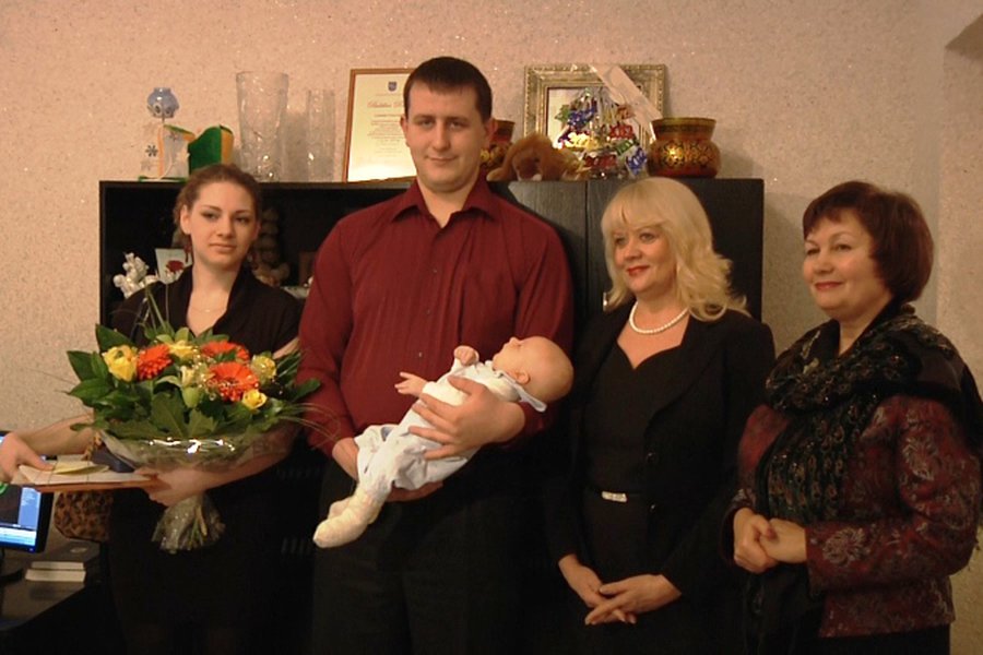 Мэр города поздравила первого новорожденного 2012 г. - Новости TTS
