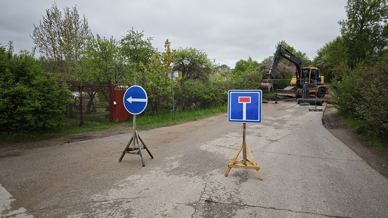 В связи с ремонтом временно перекрыто движение по ул.Гульбинё (с/о Pavasaris) - В Висагинасе