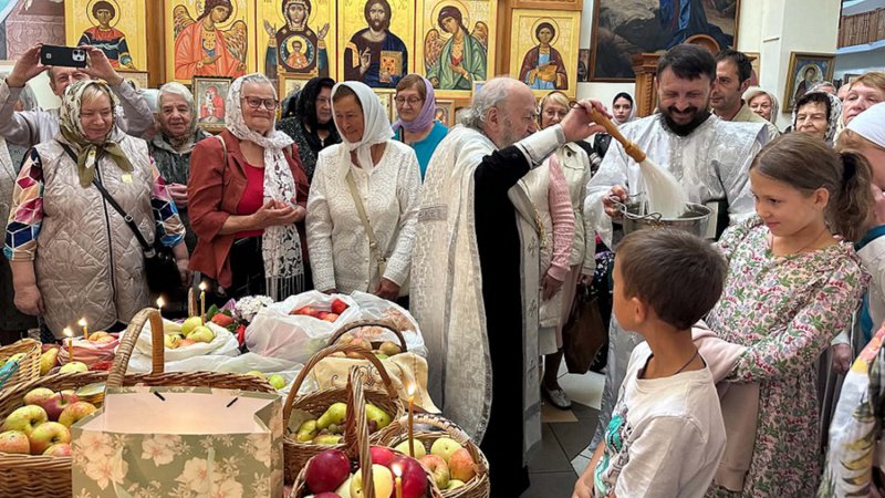Преображение Господне и Яблочный Спас во Введено-Пантелеимоновском храме (фотогалерея) - Мир православия
