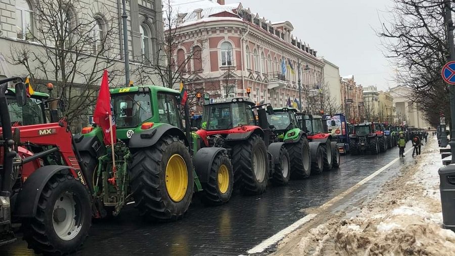 У здания правительства проходит акция протеста фермеров - Литва и страны Балтии